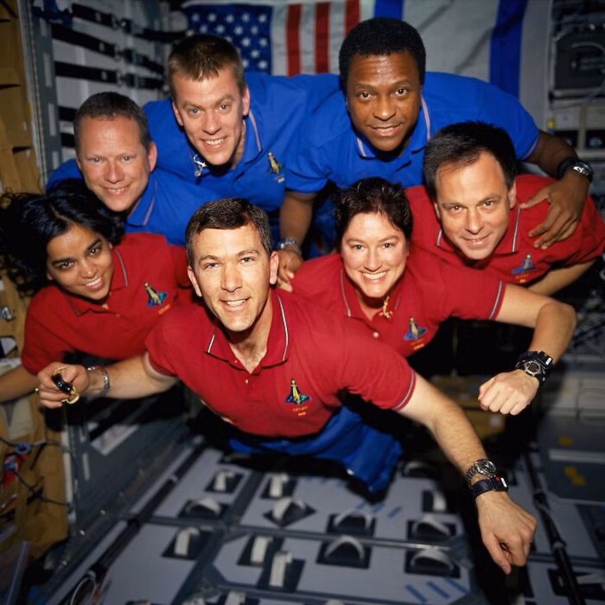 Các phi hành gia trên tàu con thoi Culombia của Mỹ chụp ảnh trong môi trường không trọng lực. Họ không thể ngờ rằng, con tàu này sẽ gặp sự cố nghiêm trọng dẫn đến nổ tung vào ngày 1/2/2003.