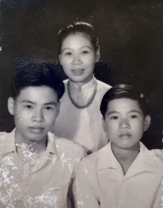 Sau khi đức Từ Cung mất, bà Lê Thị Dinh về ở tại phủ Kiên Thái Vương cùng các con và chuyên lo thờ tự, hương khói cho 5 vị vua triều Nguyễn là Đồng Khánh, Kiến Phúc, Hàm Nghi, Khải Định, Bảo Đại. Trong ảnh là bà Lê Thị Dinh và 2 con trai. Người bên phải là ông Nguyễn Như Trị.