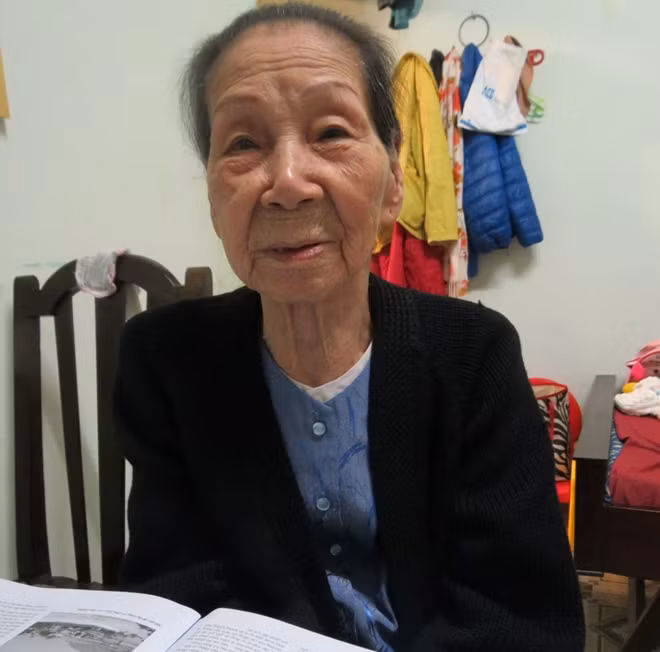 Vào ngày 7/1/2020, Tổng Bí thư, Chủ tịch nước Nguyễn Phú Trọng đã ký thiếp mừng thọ 100 tuổi (tính theo dương lịch) đối với cụ bà Lê Thị Dinh. Vào năm 2021, bà qua đời tại Huế, hưởng thọ 102 tuổi.