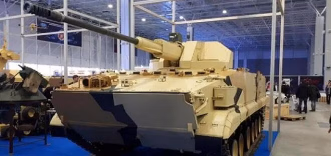 Nhờ đạn 57 mm lắp ngòi nổ điện tử và các khí tài ngắm bắn quang học hiện đại, AU-220M có khả năng tiêu diệt máy bay không người lái, trực thăng vũ trang, cường kích bay thấp hay thậm chí cả tên lửa hành trình từ cự ly tối đa 6 km với tốc độ lớn nhất của mục tiêu là 500 m/s.