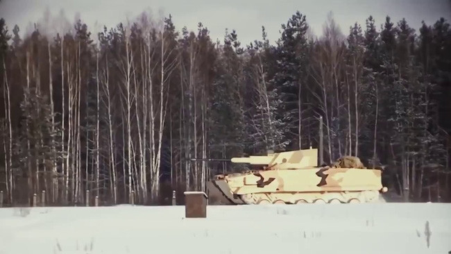 Đặc biệt, vũ khí này vẫn rất mạnh khi tiêu diệt cả mục tiêu mặt đất. Pháo 57mm có tốc độ bắn 120 phát/phút, cơ số đạn dự trữ trong xe 148 viên, tầm bắn hiệu quả ước đạt 4,5 km. Khí tài trinh sát quang điện tử có tầm quan sát rộng, bao quát 360 độ với cự ly làm việc tối đa trên 12 km.