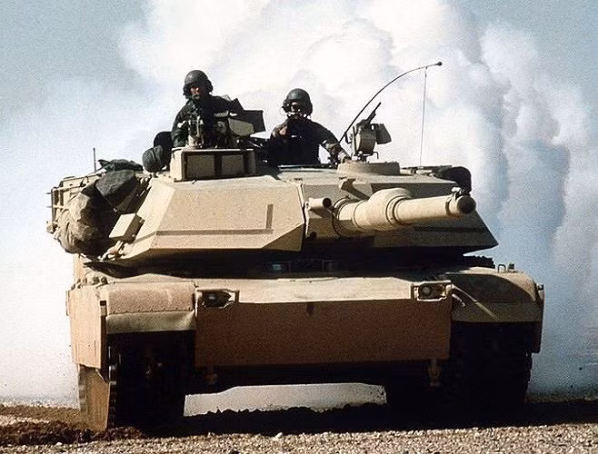 M1A2 Abrams là xe tăng đầu tiên trên thế giới sử dụng động cơ AGT-1500 tua bin khí đa nhiên liệu, cho công suất đến 1.500 mã lực.