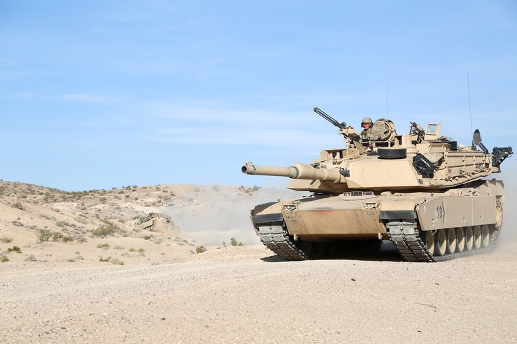 Nhiên liệu sử dụng cho động cơ là dầu hỏa, dầu diesel và xăng. Số giờ động cơ hoạt động đến lúc cần phải bảo trì là 1.800 giờ, tương đương với 19.000km hoạt động.