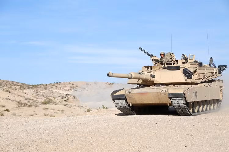 Nhiên liệu sử dụng cho động cơ là dầu hỏa, dầu diesel và xăng. Số giờ động cơ hoạt động đến lúc cần phải bảo trì là 1.800 giờ, tương đương với 19.000km hoạt động.