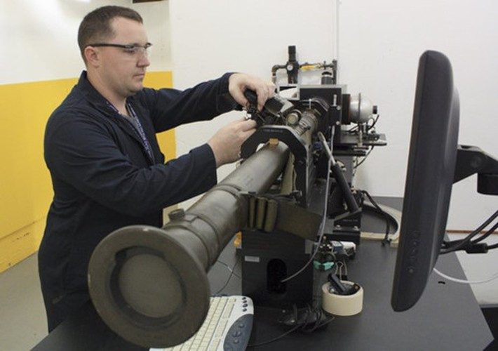 Điều này đã được minh chứng khi phiến quân Taliban dùng tên lửa Stinger mà Mỹ đã cung cấp trong cuộc chiến tranh Afghanistan - Liên Xô vào năm 1979, để bắn vào máy bay Mỹ trong cuộc chiến năm 2001, tuy vậy tất cả các hệ thống tên lửa này đã không khai hỏa mỗi khi nhắm vào chiến đấu cơ Mỹ.