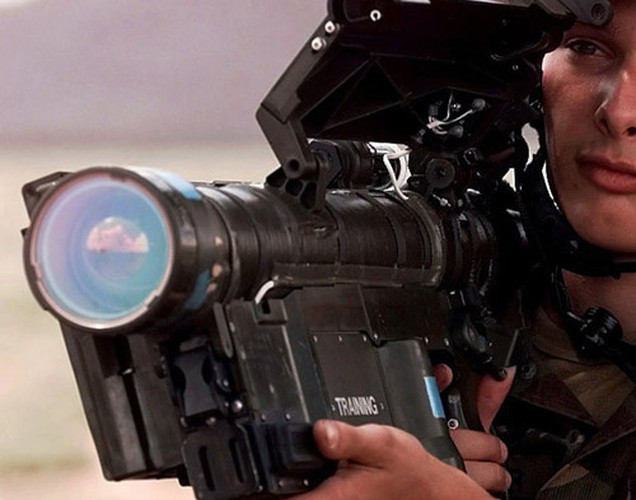 Đạn tên lửa FIM-92 Stinger được đầy khỏi ống phóng bằng liều phóng nhỏ để tạo khoảng cách an toàn với xạ thủ trước khi hệ thống động cơ đẩy 2 tầng nhiên liệu rắn được kích hoạt đưa tên lửa nhanh chóng đạt tốc độ Mach 2,2.