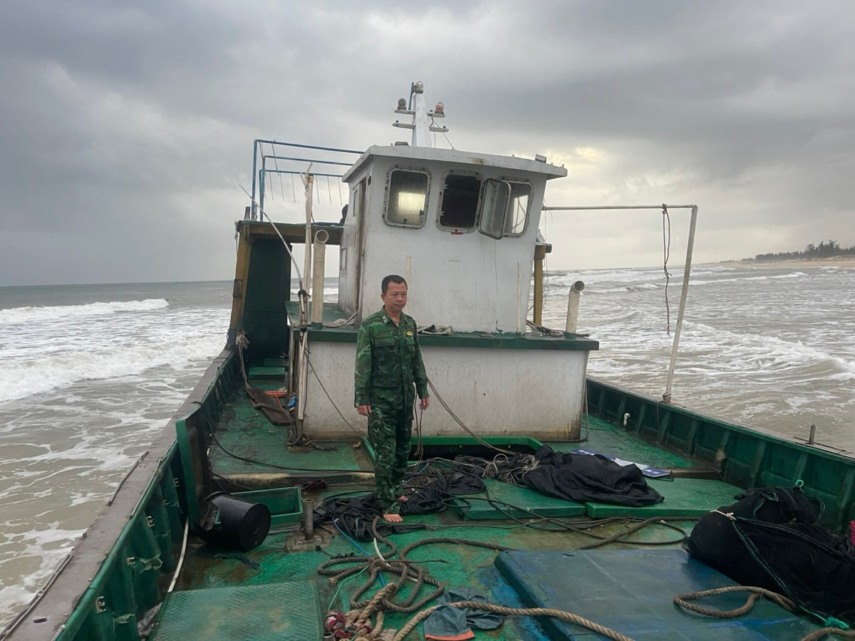 Hiện lực lượng chức năng đang bảo vệ hiện trường, tiến hành các thủ tục pháp lý theo quy định.