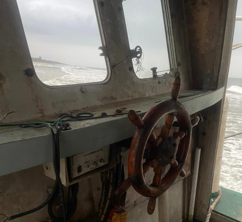 Bên trong con tàu qua kiểm tra, lực lượng chức năng xác định được làm bằng nhựa tổng hợp, chưa rõ nguồn gốc xuất xứ, dài khoảng 15m, rộng 6m, cao 6m.