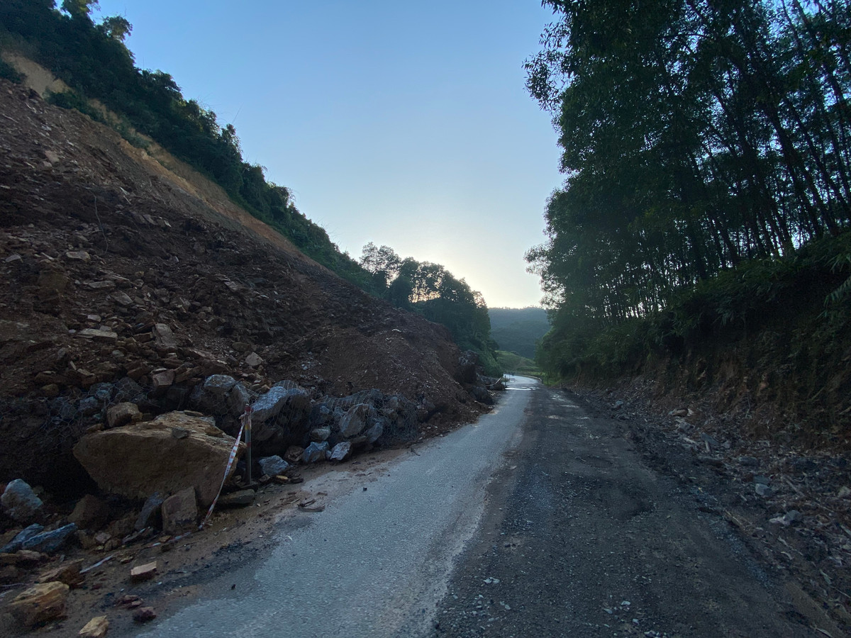 Điểm sạt lở xảy ra tại vị trí Km 58+00 thuộc QL 12C đoạn đi qua địa bàn huyện Tuyên Hoá (Quảng Bình). Theo quan sát của phóng viên vào chiều 16/1, tại đây một khối lượng lớn đất đá đã sạt lở vùi lấp phần lớn mặt đường, phương tiện nếu lưu thông qua đây phải rất khó khăn, hiểm nguy rình rập.