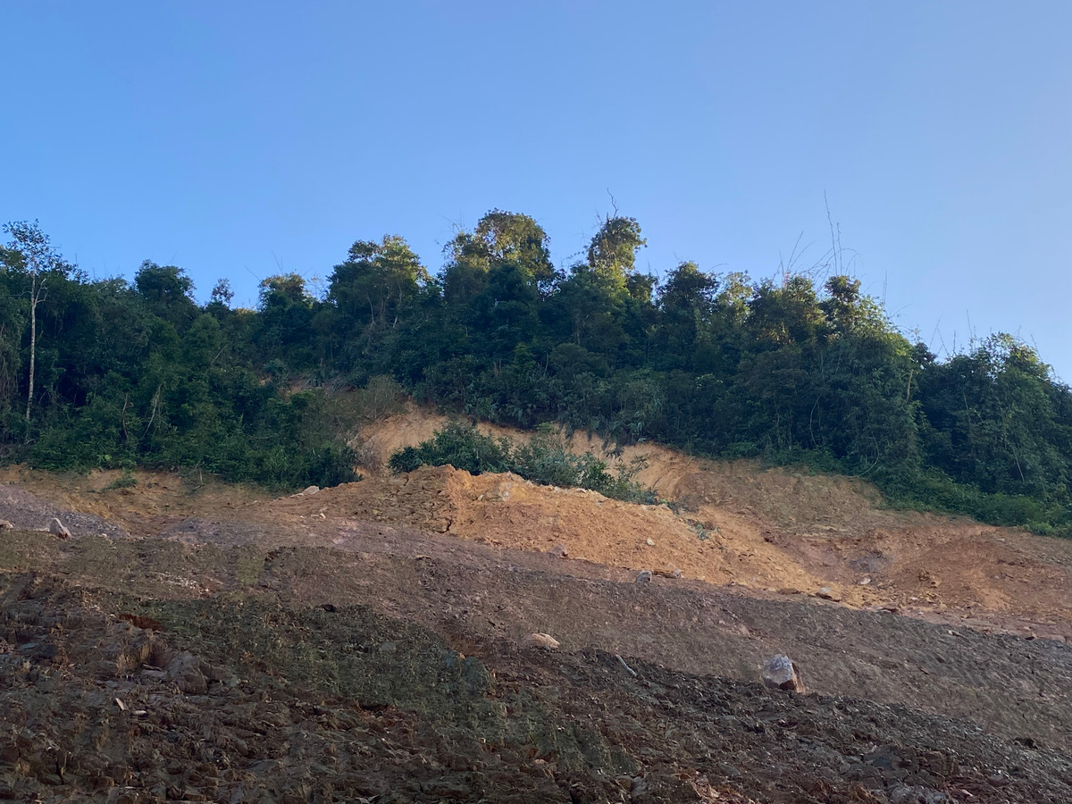 Nguy hiểm hơn, phía trên đỉnh mái khối lượng lớn đất đá vẫn có dấu hiệu tiếp tục sạt xuống vùi lấp phía dưới.