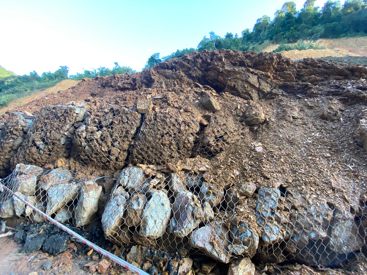 Đây là vị trí thường xuyên xảy ra sạt lở, gây ách tắc giao thông trên tuyến QL 12C mỗi khi gặp thời tiết bất lợi.