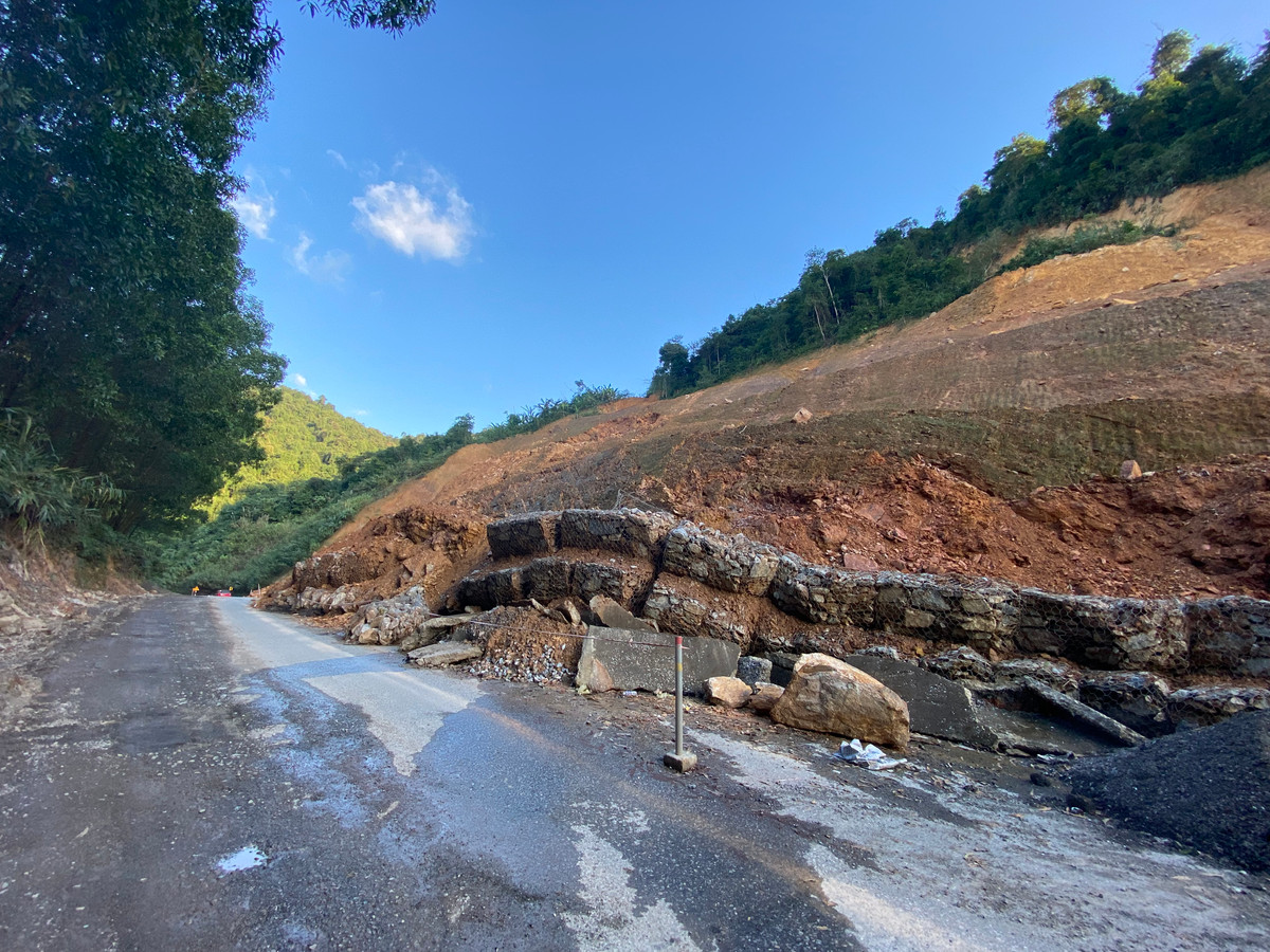 Mái taluy dương này có chiều cao hàng trăm mét, phía dưới hệ thống tường chắn rọ đá đã bị phá vỡ hoàn toàn.