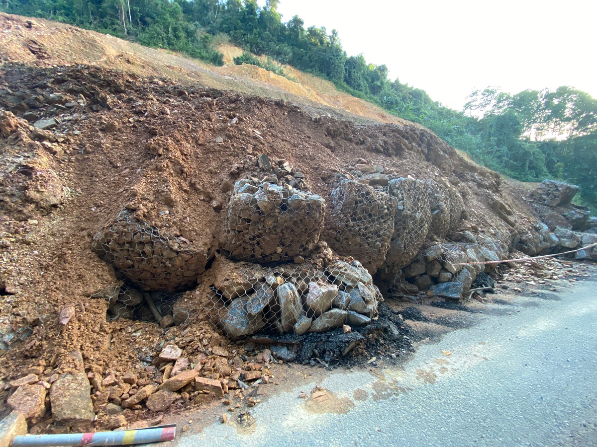 Hệ thống tường chắn rọ đá bị xé toạc, đổ sập ra mặt đường.