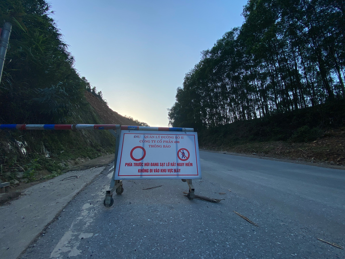 Để đảm bảo an toàn cho người và phương tiện lưu thông, một tấm biển cảnh báo đã được đơn vị quản lý dựng lên. Được biết trước thực trạng sạt lở uy hiếp tuyến QL 12C, hiện Cục đường bộ đã có quyết định đầu tư kinh phí để khắc phục vị trí này cũng như một số điểm trên tuyến QL 12C.