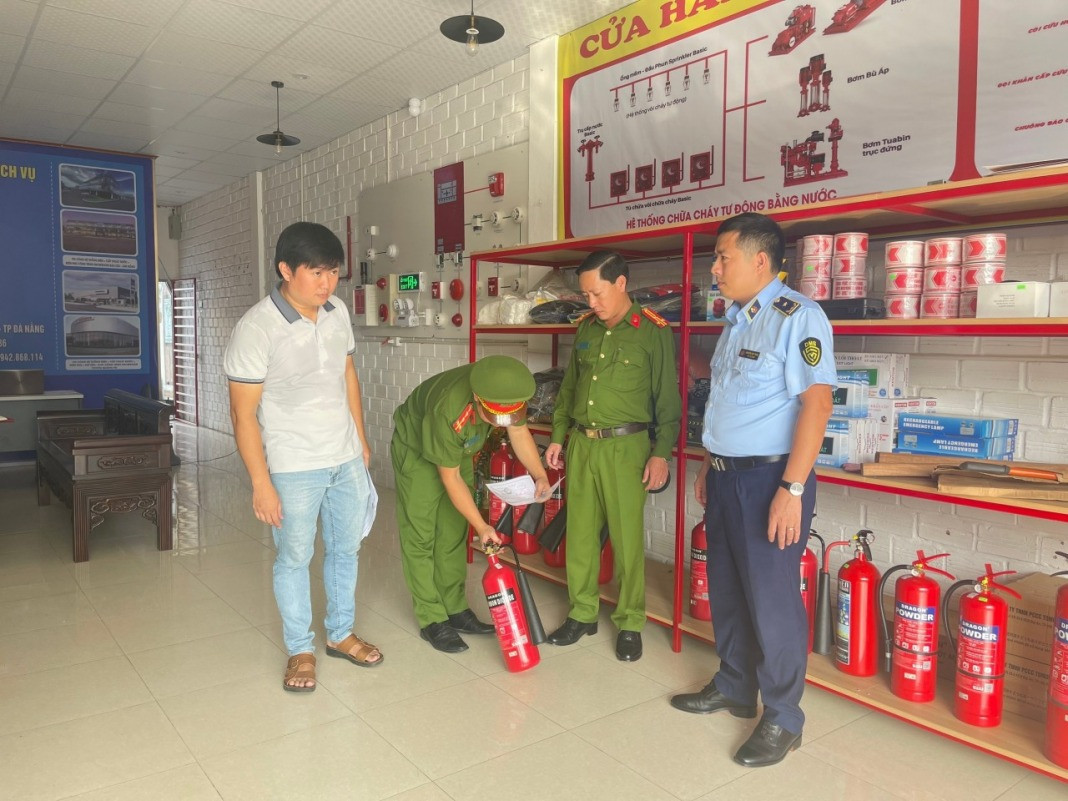 Trước đó, Phòng Cảnh sát PCCC và CNCH cũng đã triển khai kế hoạch kiểm tra, tuyên truyền công tác phòng cháy cho các đơn vị, người dân trên địa bàn, cao điểm dịp Tết Nguyên đán 2024.