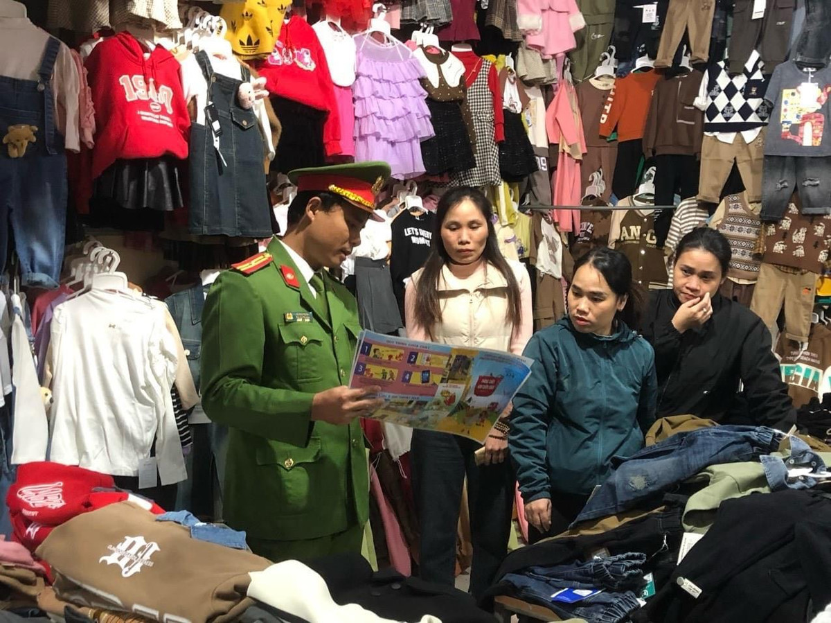 Xác định dịp Tết tại các điểm chợ đầu mối sẽ tập trung số lượng lớn người và hàng hoá, nguy cơ cháy nổ lớn tăng cao, Phòng cảnh sát PCCC và CNCH tỉnh Quảng Bình đã triển khai kế hoạch tuyên truyền tới tận các chủ cửa hàng, người dân liên quan. Cụ thể trong 3 ngày (22, 23, 24/1) lực lượng cán bộ chiến sĩ đơn vị đã tổ chức tuyên truyền, phổ biến kiến thức, pháp luật và kỹ năng phòng cháy, chữa cháy và cứu nạn, cứu hộ tại Chợ Đồng Lê (huyện Tuyên Hóa), chợ Quy Đạt (huyện Minh Hóa) và Chợ Tréo (huyện Lệ Thủy).