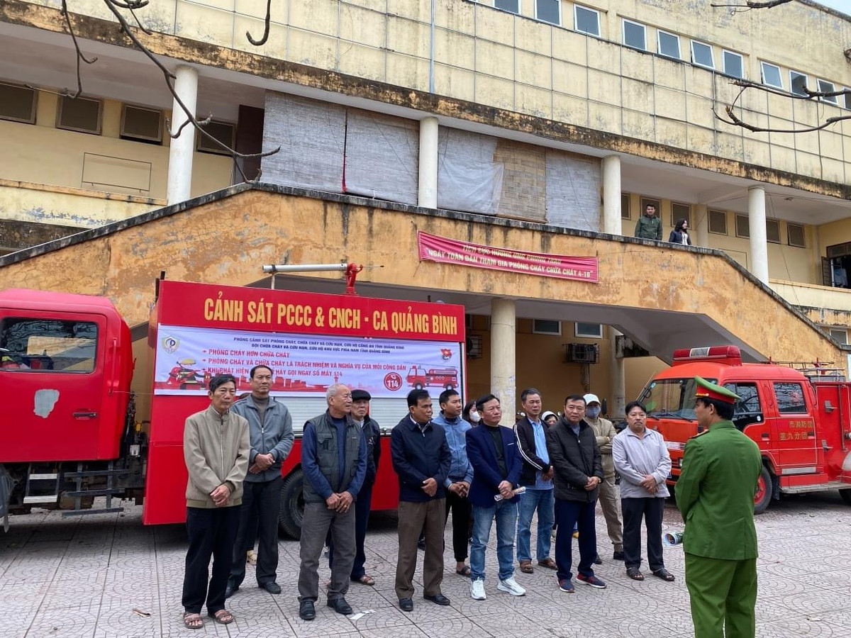 Dịp này, phòng Cảnh sát PCCC và CNCH Công an tỉnh Quảng Bình đã tuyên truyền, tổ chức phát cẩm nang khuyến cáo an toàn PCCC và CNCH cho hơn 300 hộ kinh doanh tại 03 chợ. Nhằm đẩy mạnh phong trào toàn dân PCCC và CNCH tại các chợ, thực hiện triệt để phương châm “Bốn tại chỗ” – lực lượng trong dân, phương tiện trong dân, hậu cần trong dân và chỉ huy trong dân. Góp phần đảm bảo an toàn tính mạng, sức khỏe, tài sản của nhân dân đặc biệt là trong dịp Tết Nguyên đán Giáp Thìn 2024.