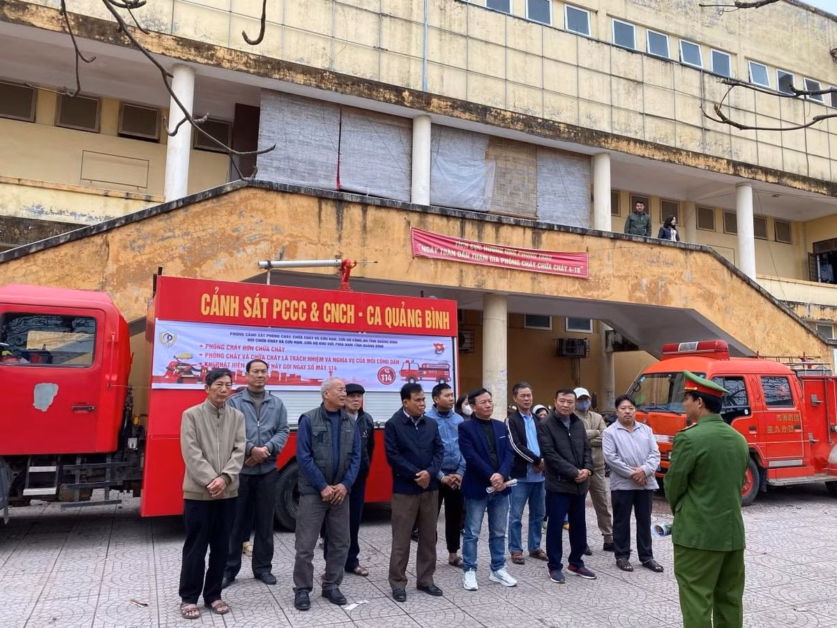 Dịp này, phòng Cảnh sát PCCC và CNCH Công an tỉnh Quảng Bình đã tuyên truyền, tổ chức phát cẩm nang khuyến cáo an toàn PCCC và CNCH cho hơn 300 hộ kinh doanh tại 03 chợ. Nhằm đẩy mạnh phong trào toàn dân PCCC và CNCH tại các chợ, thực hiện triệt để phương châm “Bốn tại chỗ” – lực lượng trong dân, phương tiện trong dân, hậu cần trong dân và chỉ huy trong dân. Góp phần đảm bảo an toàn tính mạng, sức khỏe, tài sản của nhân dân đặc biệt là trong dịp Tết Nguyên đán Giáp Thìn 2024.