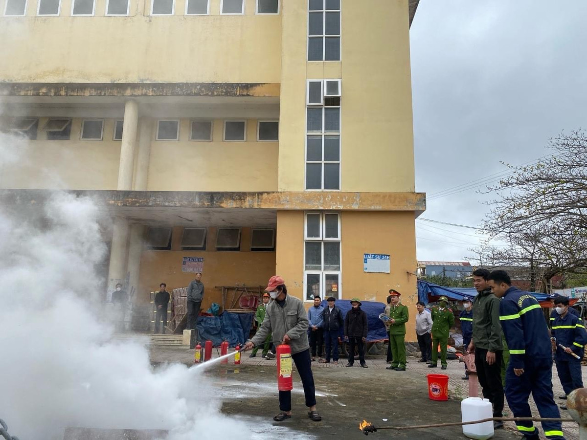 Một người dân đang thực hành sử dụng bình cứu hoả dập tắt đám cháy. Cán bộ, chiến sĩ Phòng cảnh sát PCCC và CNCH Công an Quảng Bình đang nỗ lực cố gắng để nhân dân trên địa bàn đón một mùa xuân an vui, bình yên.