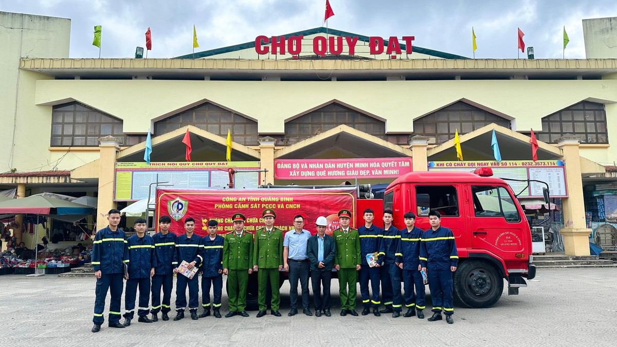 Hoạt động tuyên truyền PCCC và CNCH tại chợ được đông đảo nhân dân và hộ tiểu thương nhiệt tình hưởng ứng. Đội tuyên truyền chia thành các tổ, đi từng gian hàng, gặp từng hộ tiểu thương để trực tiếp hướng dẫn, tuyên truyền.
