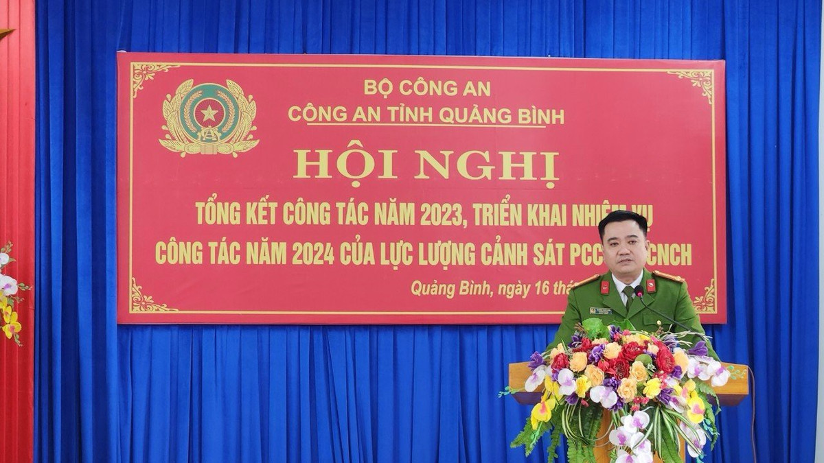 Theo Trung tá Dương Tuấn Anh, Trưởng phòng cảnh sát PCCC và CNCH Công an tỉnh Quảng Bình, trong năm qua đơn vị đã chủ động nắm, dự báo tình hình, kịp thời tham mưu các cấp chỉ đạo triển khai thực hiện tốt công tác PCCC và CNCH trên địa bàn tỉnh theo Chỉ thị số 01/CT-TTg ngày 03/01/2023 và các Công điện của Thủ tướng Chính phủ về công tác PCCC. Chủ động phối hợp, duy trì thực hiện hiệu quả công tác tuyên truyền PCCC với nhiều hình thức đa dạng, tuyên truyền kết hợp trong công tác kiểm tra PCCC, xây dựng các mô hình “Tổ liên gia an toàn PCCC”, “Điểm chữa cháy công cộng tại khu dân cư”, hoạt động trải nghiệm PCCC phát huy tối đa hiệu quả mang lại.