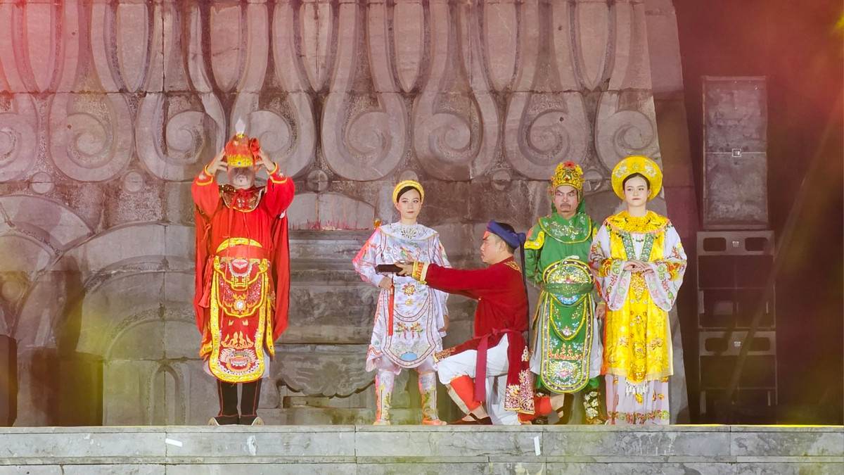 Với lối đánh chủ động, liên tục tấn công, thần tốc, bất ngờ, táo bạo và mãnh liệt; đêm 30 Tết - Xuân Kỷ Dậu, Hoàng đế Quang Trung và đoàn quân Tây Sơn bắt đầu mở cuộc tiến công như vũ bão vào các vị trí cố thủ của địch.