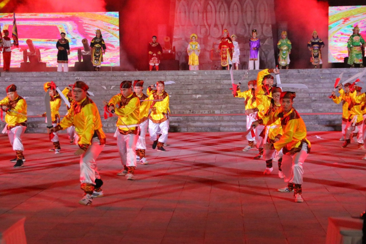 Theo UBND TP Huế, ngày 22/12/1788, tại núi Bân lịch sử, danh tướng thiên tài Nguyễn Huệ đã cho xây đàn tế cáo trời đất và làm lễ đăng quang lên ngôi Hoàng đế, lấy niên hiệu là Quang Trung năm thứ nhất, rồi hạ lệnh xuất quân ra Bắc - một cuộc hành quân thần tốc, được lịch sử ca ngợi như một sáng tạo đặc sắc của thiên tài quân sự Nguyễn Huệ - Quang Trung.