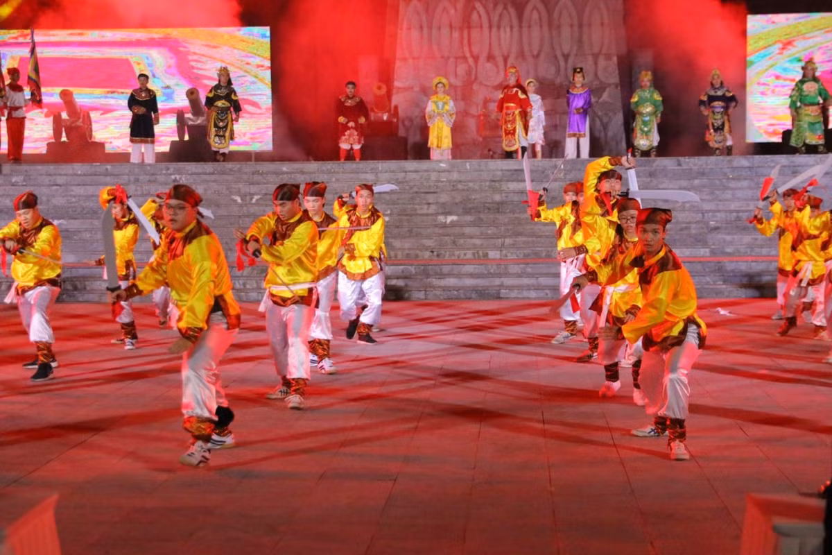 Theo UBND TP Huế, ngày 22/12/1788, tại núi Bân lịch sử, danh tướng thiên tài Nguyễn Huệ đã cho xây đàn tế cáo trời đất và làm lễ đăng quang lên ngôi Hoàng đế, lấy niên hiệu là Quang Trung năm thứ nhất, rồi hạ lệnh xuất quân ra Bắc - một cuộc hành quân thần tốc, được lịch sử ca ngợi như một sáng tạo đặc sắc của thiên tài quân sự Nguyễn Huệ - Quang Trung.