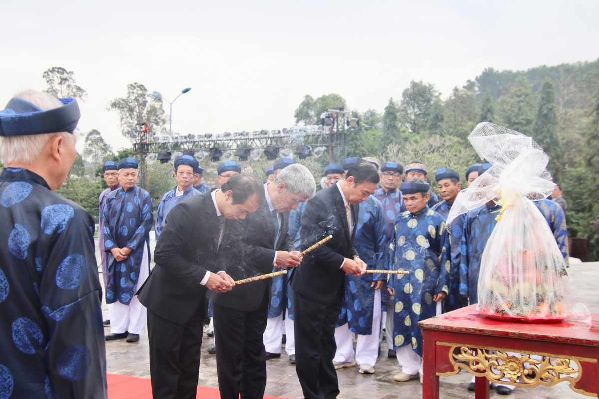 Trước đó, sáng cùng ngày, tại tượng đài Hoàng đế Quang Trung, UBND TP Huế đã tổ chức lễ dâng hương kỷ niệm 235 năm Nguyễn Huệ lên ngôi Hoàng đế và xuất binh đại phá quân Thanh.