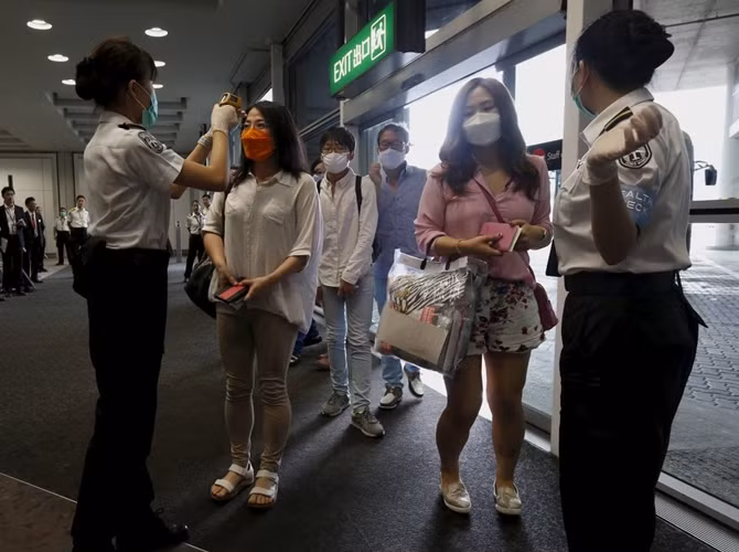 Do lo ngại dịch bệnh Mers lây lan, các hành khách bay từ Busan (Hàn Quốc) phải trải qua đợt kiểm tra thân nhiệt khi đến sân bay Hong Kong.