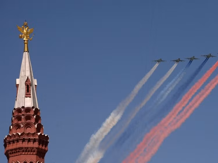 Đỉnh điểm của lễ hội là màn trình diễn nhào lộn trên không với các chiến đấu cơ MiG-29 và Su-27 vẽ lên trời 3 màu của quốc kỳ Nga. Trong ảnh máy bay chiến đấu Su-25 trong buổi tổng duyệt cho cuộc duyệt binh kỷ niệm lần thứ 70 Ngày Chiến thắng trong Chiến tranh vệ quốc vĩ đại.