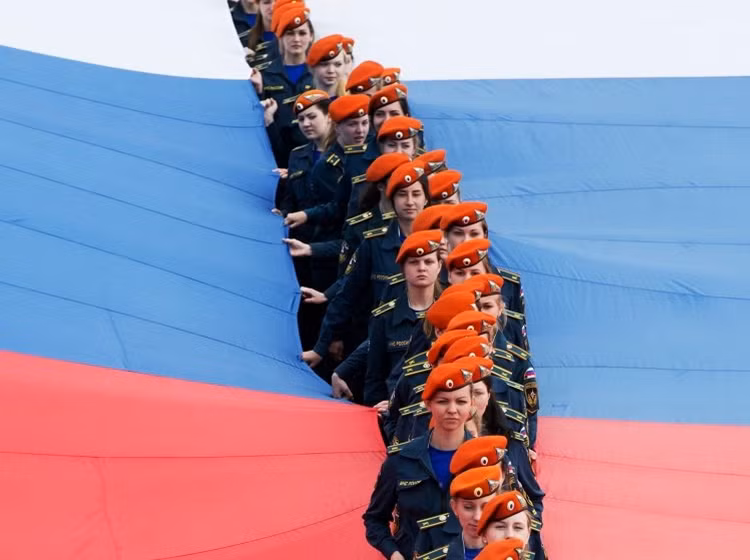 Những nữ quân nhân xinh đẹp mang cờ trong Ngày nước Nga.