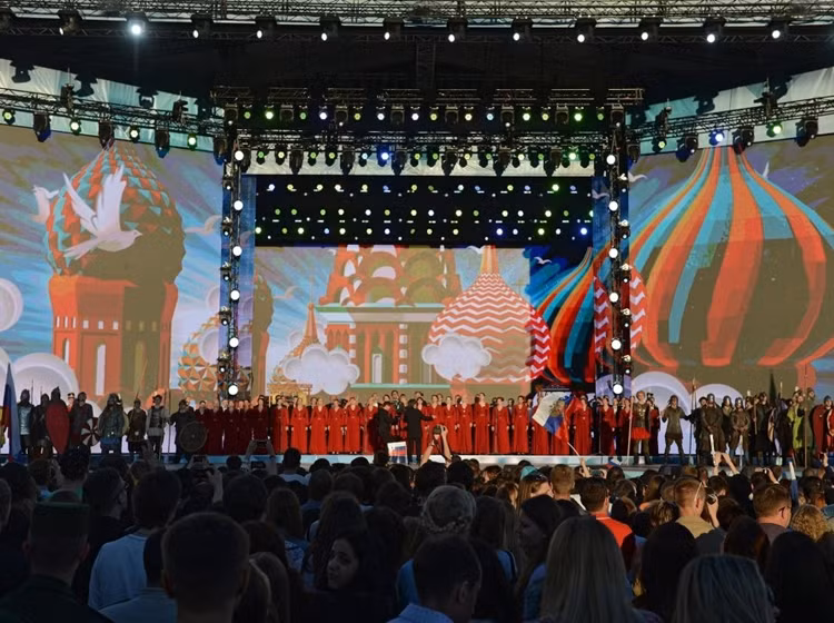 Các diễn viên trình diễn trên Quảng trường Đỏ ở Moscow trong lễ kỷ niệm Ngày Nước Nga.