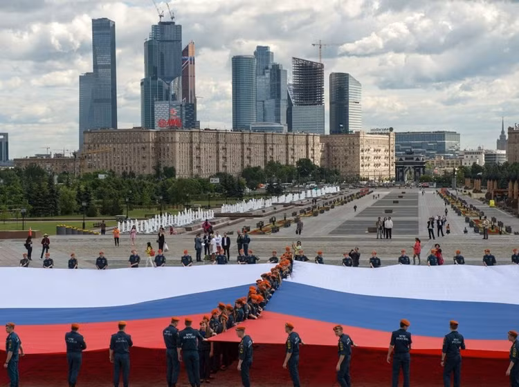 Nhân viên của Bộ tình trạng khẩn cấp tại một nghi lễ diễn ra trong những lá cờ lớn nhất của Nga tại Đồi Poklonnaya ở Moscow.