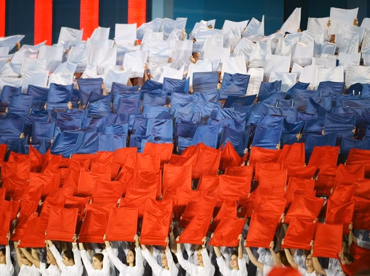 Năm 2007, tại thành phố Krasnoyarsk ở Siberia, hàng nghìn người mặc quần áo màu trắng-xanh-đỏ tạo thành lá cờ của Nga dài hơn một cây số.