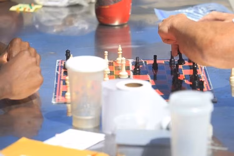 Phạm nhân chơi cờ vua trong thời gian sinh hoạt tập thể.