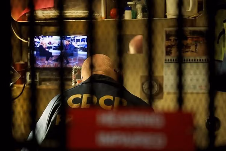 Trước đây ban quản lý trại giam San Quentin xử tử tù nhân bằng cách đưa họ vào phòng khí độc. Nhưng từ năm 1996, họ hành quyết bằng cách tiêm thuốc độc.