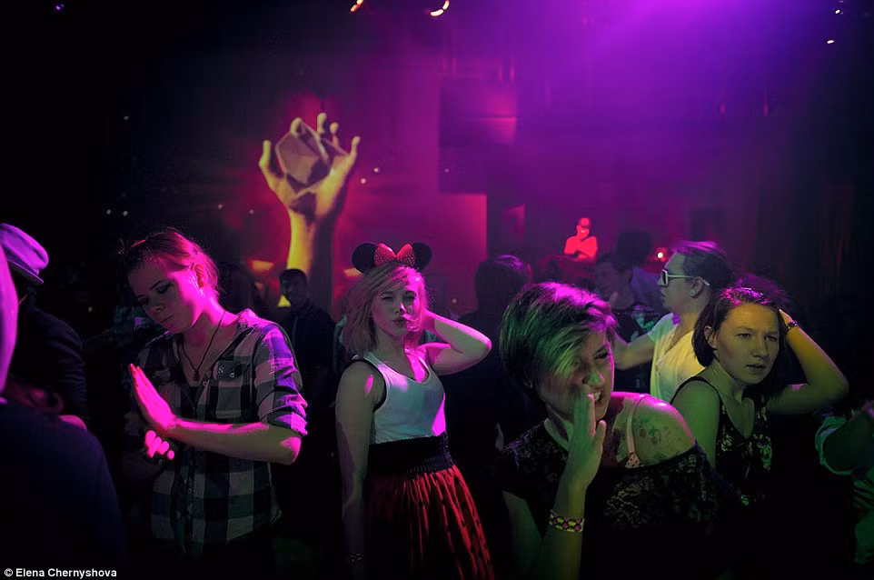 Mọi người dành nhiều thời gian trong không gian khép kín tại nơi làm việc, trong căn hộ cá nhân, trong trung tâm thể thao-văn hóa địa phương.