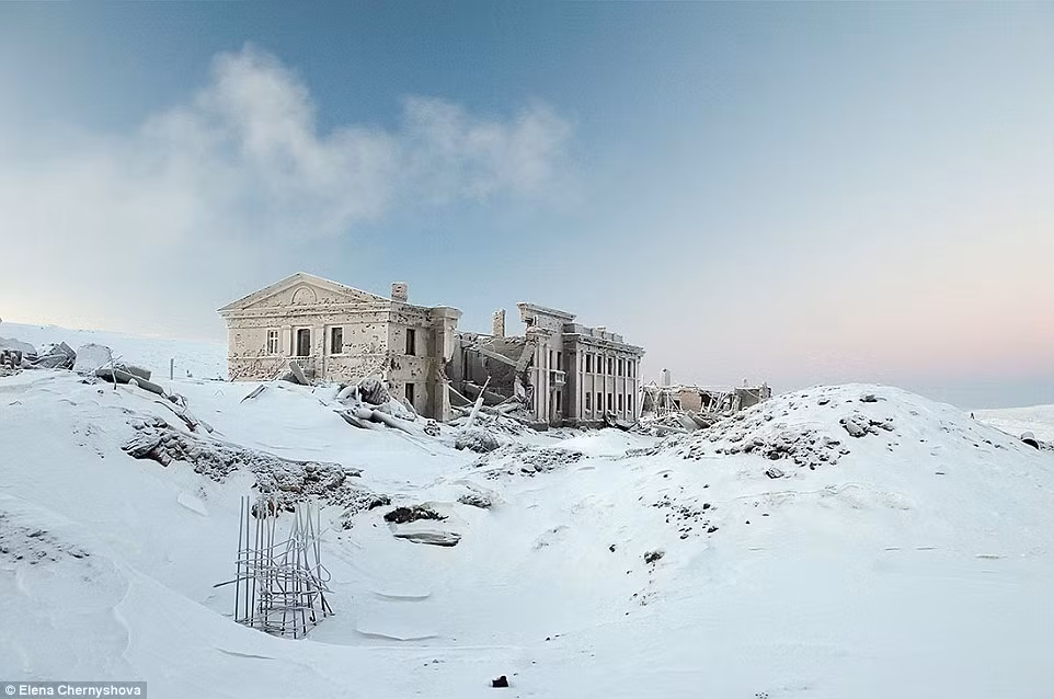 Tuyết phủ kín thành phố 8-9 trong một năm và đôi khi dày đến 3 ba mét. Vào mùa đông, trẻ em chỉ được phép đi dạo bên ngoài trong những điều kiện nhất định. Đôi khi trẻ em phải ở trong nhà nhiều tháng liền.