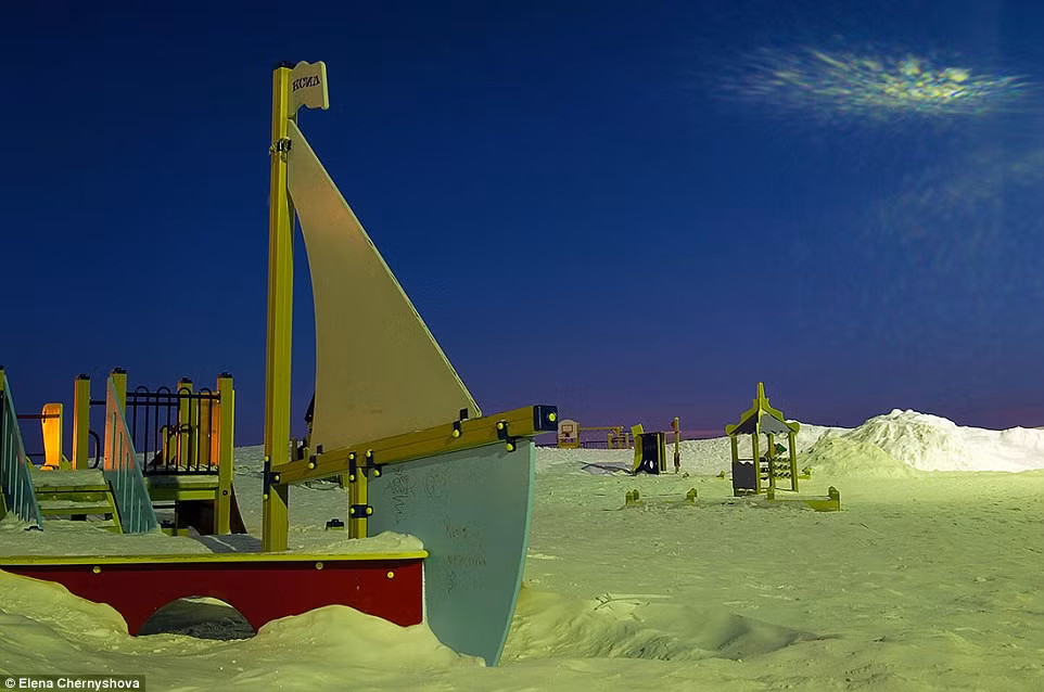 Thành phố Norilsk, Siberia, nằm 250 dặm về phía bắc của Vòng cung Bắc Cực và có nhiệt độ trung bình hàng năm là -10C.