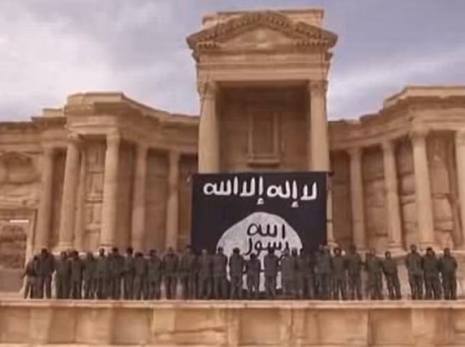 Trước khi hành quyết, phiến quân IS xếp các binh sĩ Syria thành hàng trên sân khấu của nhà hát cổ, nơi thường được tổ chức lễ hội hàng năm của thành phố cổ Palmyra.