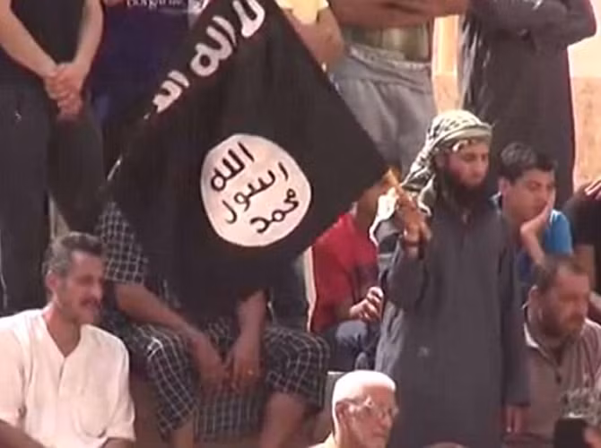 Phiến quân IS bắt dân chúng chứng kiến vụ hành quyết. Cho đến nay, IS được cho là đã tiến hành hơn 200 vụ hành quyết, trong đó, có các thường dân ở trong và xung quanh Palmyra.