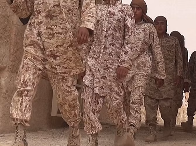 Những kẻ hành quyết là đám trẻ con bị nhồi sọ trong trang phục ngụy trang sa mạc và khăn rằn màu nâu.