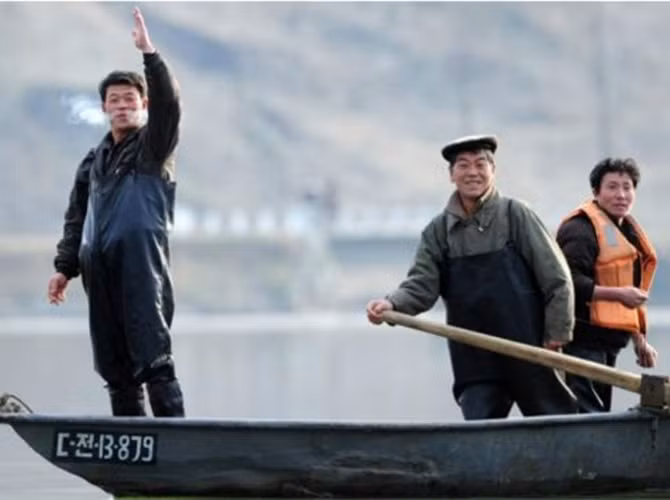 Những người dân chài Triều Tiên trên sông Áp Lục.