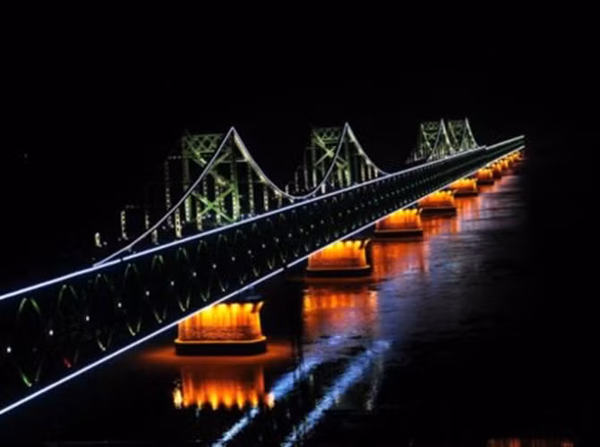 Cầu Hữu nghị nối hai bờ sông Trung-Triều từng bị Mỹ đánh sập trong Cuộc chiến Triều Tiên (1950-1953).