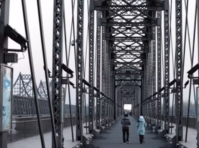 Du khách có thể đi bộ trên cầu Hữu nghị cho tới giữa sông, nơi móng bê tông vẫn còn bị bỏ hoang không sửa chữa.