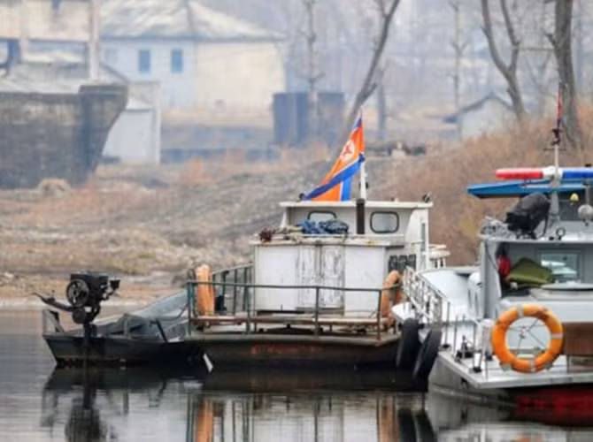 Bờ sông cũng có những con tàu cảnh sát và tàu hải quân của Triều Tiên vắng bóng người.