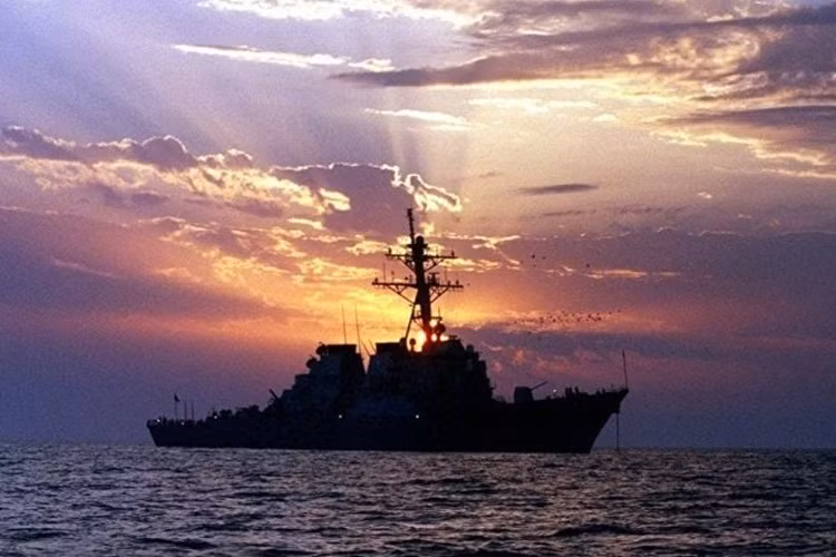 Mỹ đưa tàu khu trục tên lửa tuần tra sát các đảo nhân tạo mà Trung Quốc bồi đắp trái phép ở Biển Đông.