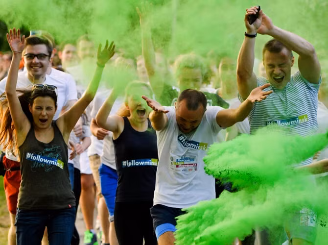 Đám đông chạy qua các đám mây bột màu ném trong "Cuộc đua màu sắc" năm 2015 trên chặng đường dài 5 km ở trung tâm Thủ đô Minsk, Belarus.