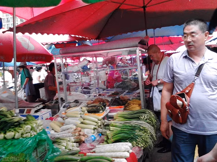 Họ đi chợ sau khi tập thể dục buổi sáng.